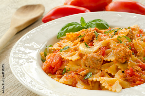 Farfalle topped with tomato sauce, tuna and basil