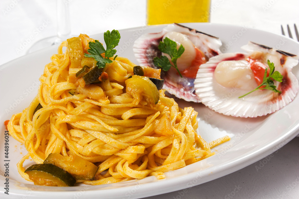 pasta con zucchine e capesante pasta con zucchine e capesante