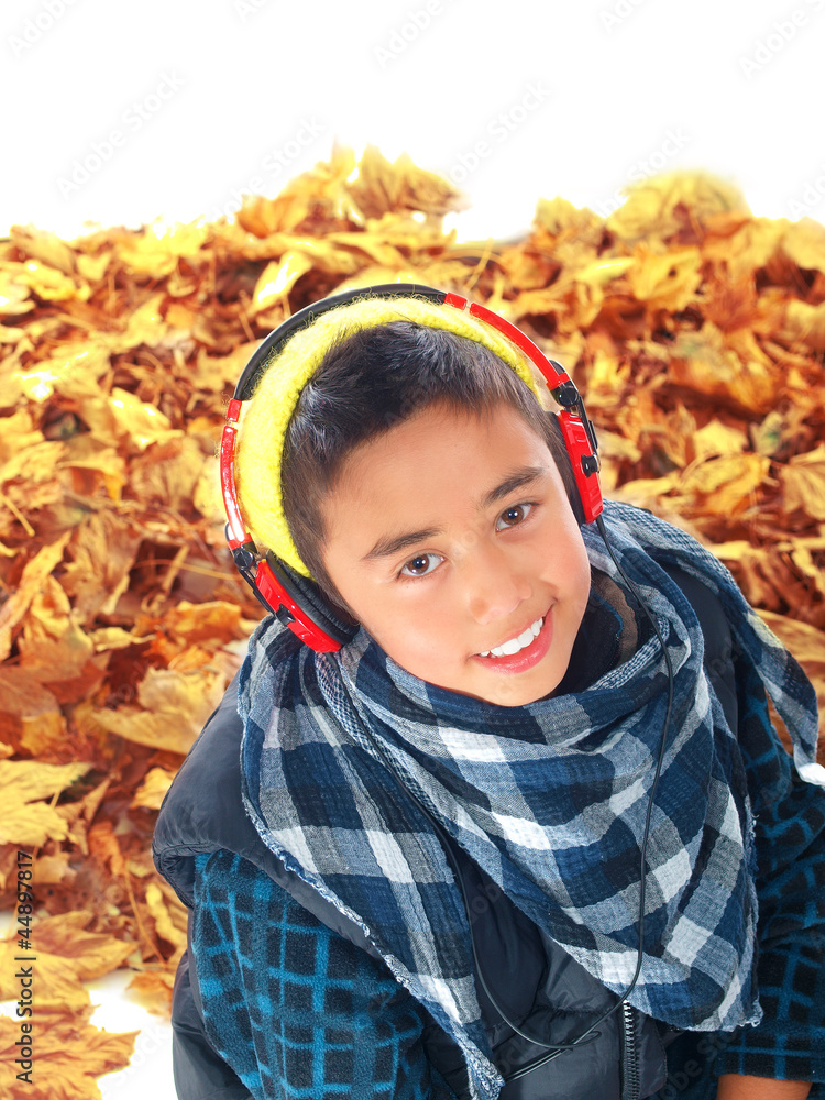 glücklicher junge im herbst glücklicher junge im herbst