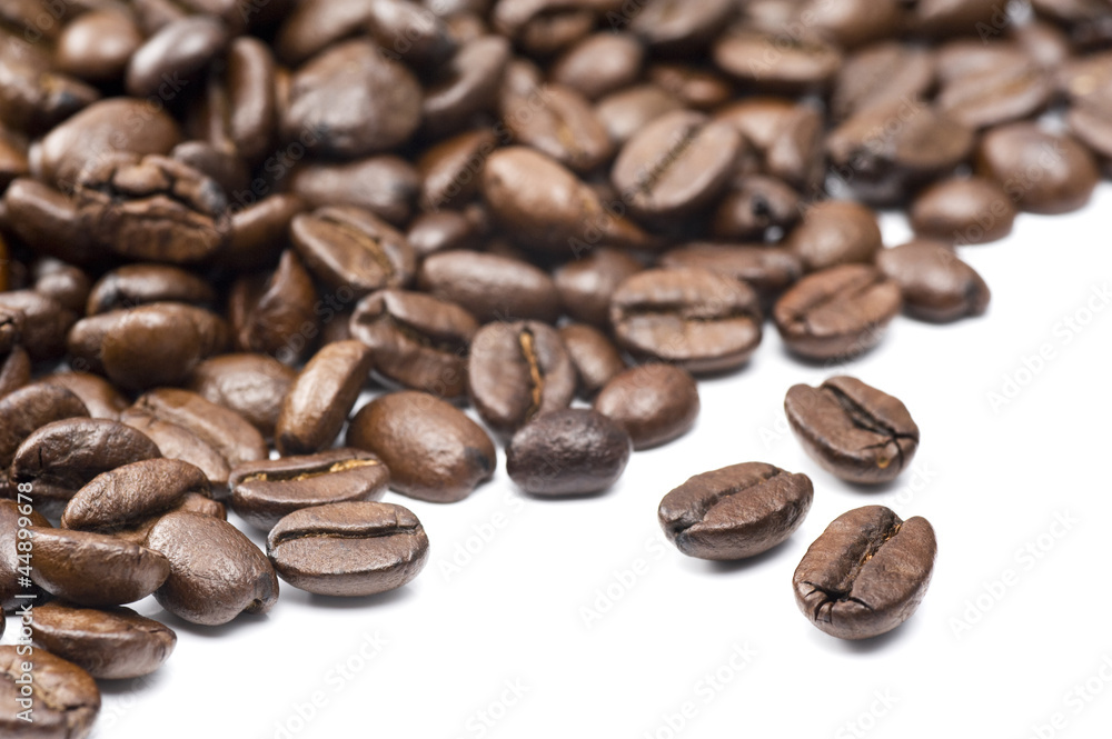 白背景に複数のコーヒー豆 白背景に複数のコーヒー豆
