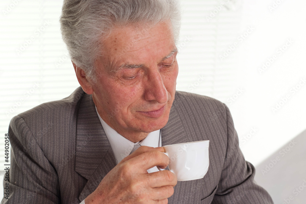 Nice an elderly man sits Nice an elderly man sits