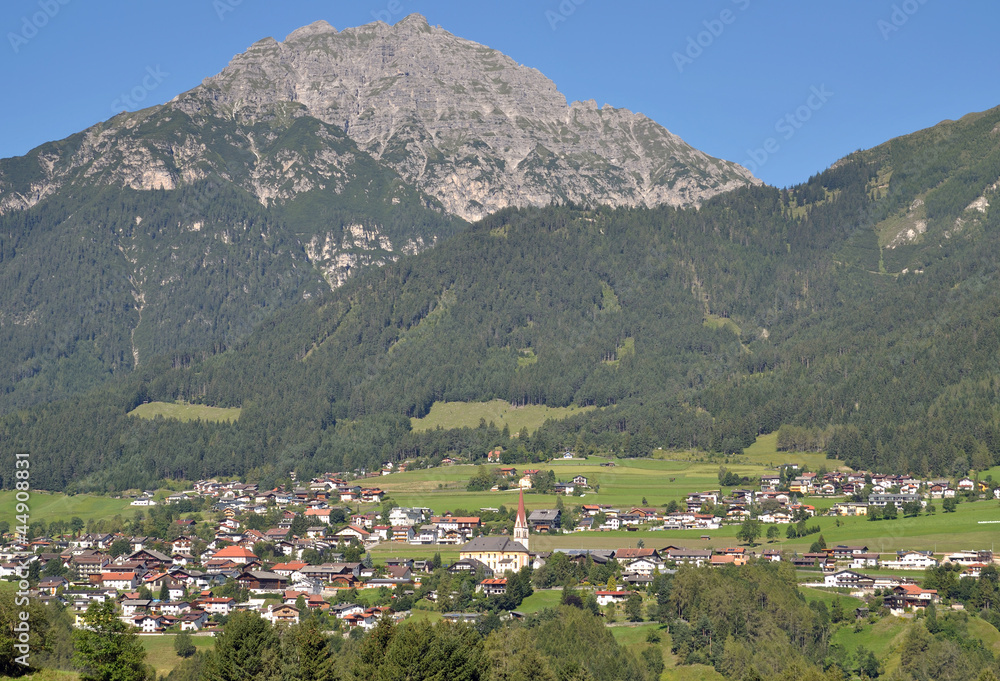 Fototapeta premium Blick auf den Ferienort Telfes im Stubaital in Tirol