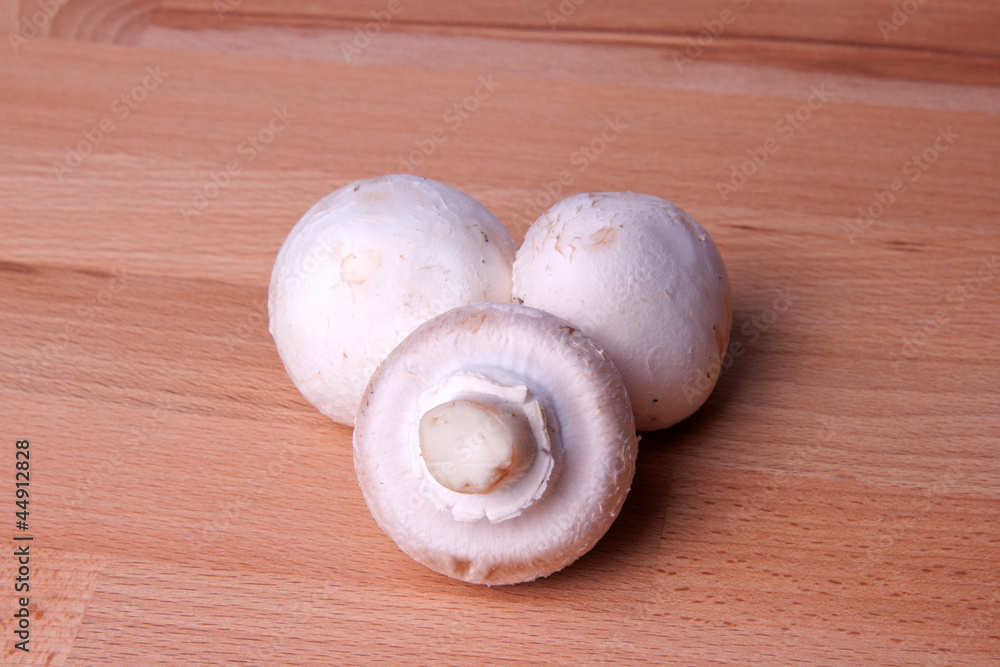 Frischer Wiesenchampignon auf Holzplatte Frischer Wiesenchampignon auf Holzplatte