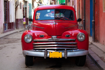 Plexiglas schilderij Cubaanse oldtimers Rode oldtimer in oude binnenstad  © Rostislav Ageev