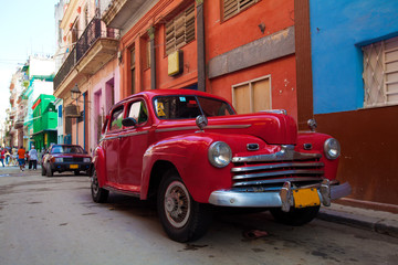 Plexiglas schilderij Cubaanse oldtimers Vintage rode auto in oud Havana  © Rostislav Ageev
