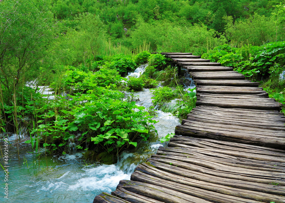 Fototapeta premium Drewniana ścieżka i wodospad w Parku Narodowym Plitvice