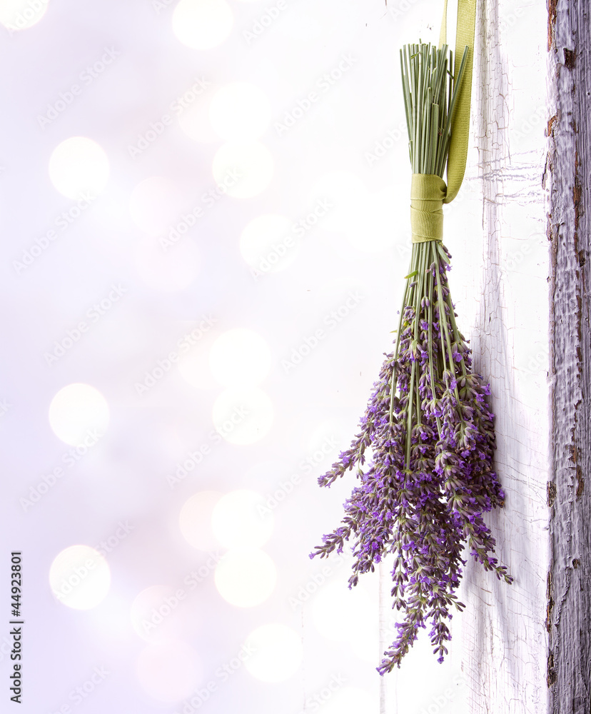 Naklejka premium lavender hanging from an old door