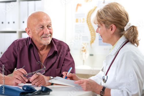 Foto Ärztin spricht mit Patienten