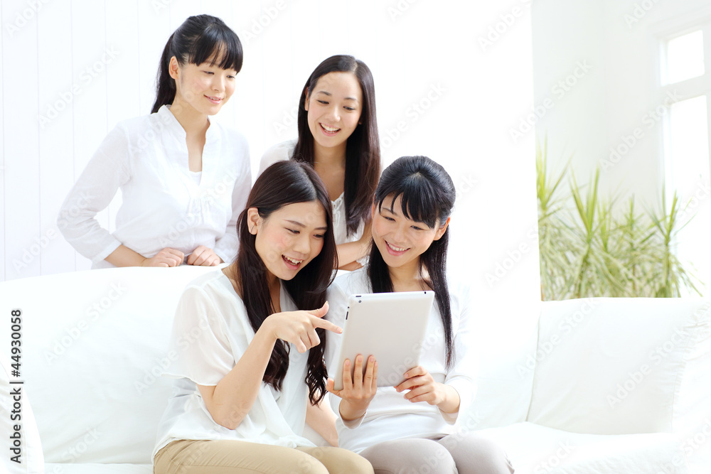 タブレットPCを見る女の子四人 タブレットPCを見る女の子四人