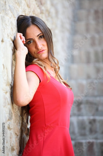 Ragazza con vestito rosso sulla scala © Andre Ila