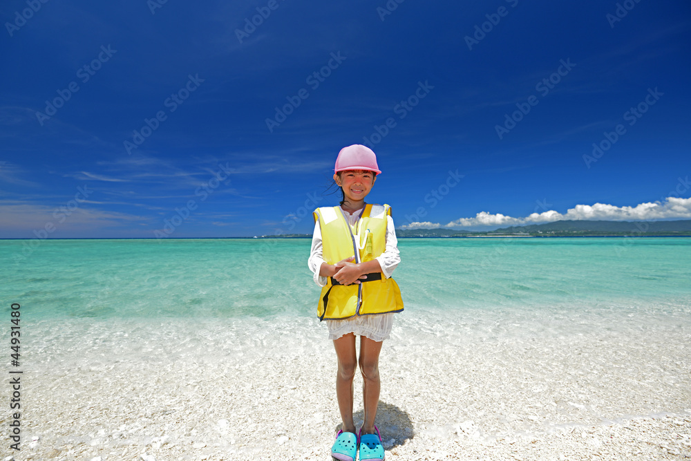 水辺で遊ぶ笑顔の女の子 水辺で遊ぶ笑顔の女の子