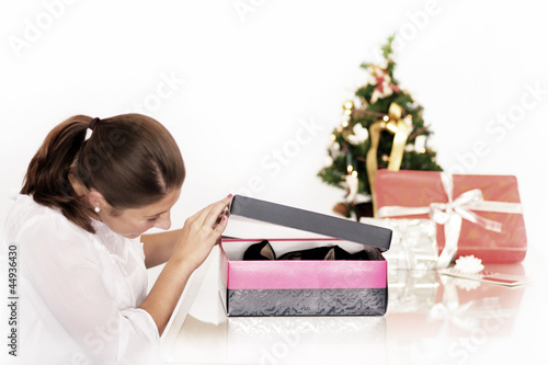 Tableau sur toile Mädchen packt Geschenk aus