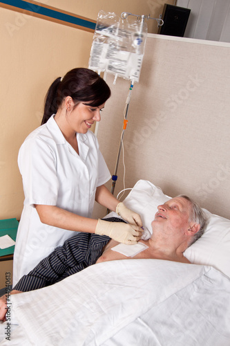Krankenschwester gibt einem Patienten eine Infusion