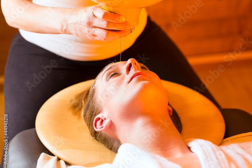 Frau genießt eine Ayurveda Ölmassage photo