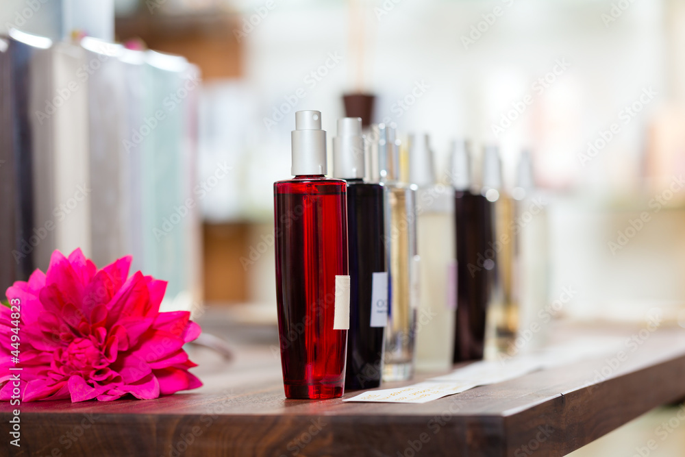 Parfum in Parfümerie oder Drogeriemarkt Parfum in Parfümerie oder Drogeriemarkt