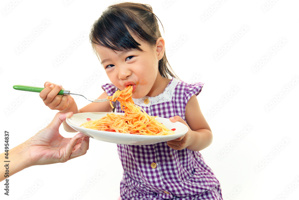 スパゲティーを食べている女の子 スパゲティーを食べている女の子