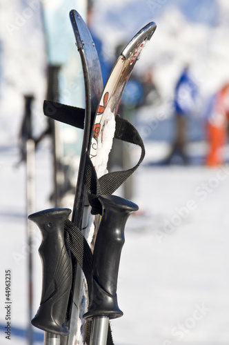 Skis et bâtons plantés dans la neige