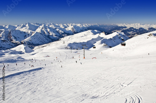Piste de ski et panorama des montagnes des Alpes sous la neige, Les Ménuires, Domaine des 3 Vallées, Savoie, France