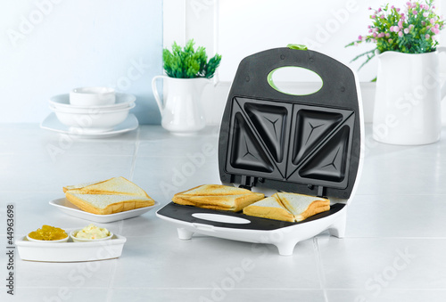 Automatic sandwich maker tool fast and convenience
