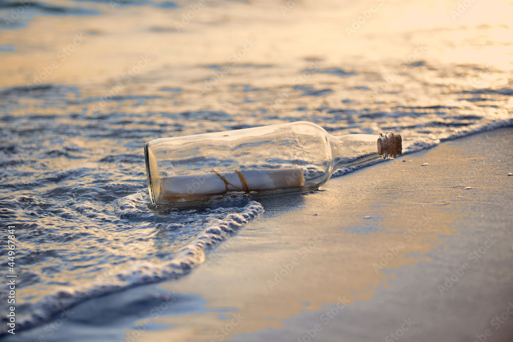 Obraz premium Message in a Bottle st Sunset