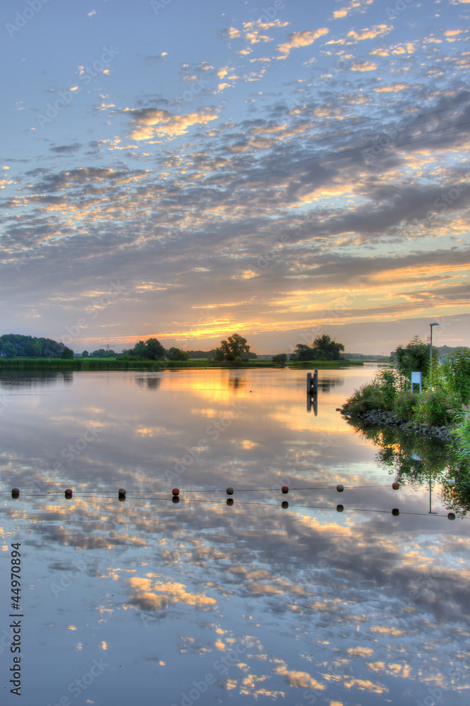 Naklejka premium Summer sunrise over a small lake
