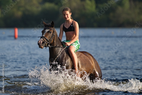 Pferdeschwemme Moorfleet, Reiten und schwimmen in der Dove-Elbe, photo