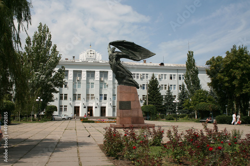 Монумент  на площади перед зданием мэрии Бердянска