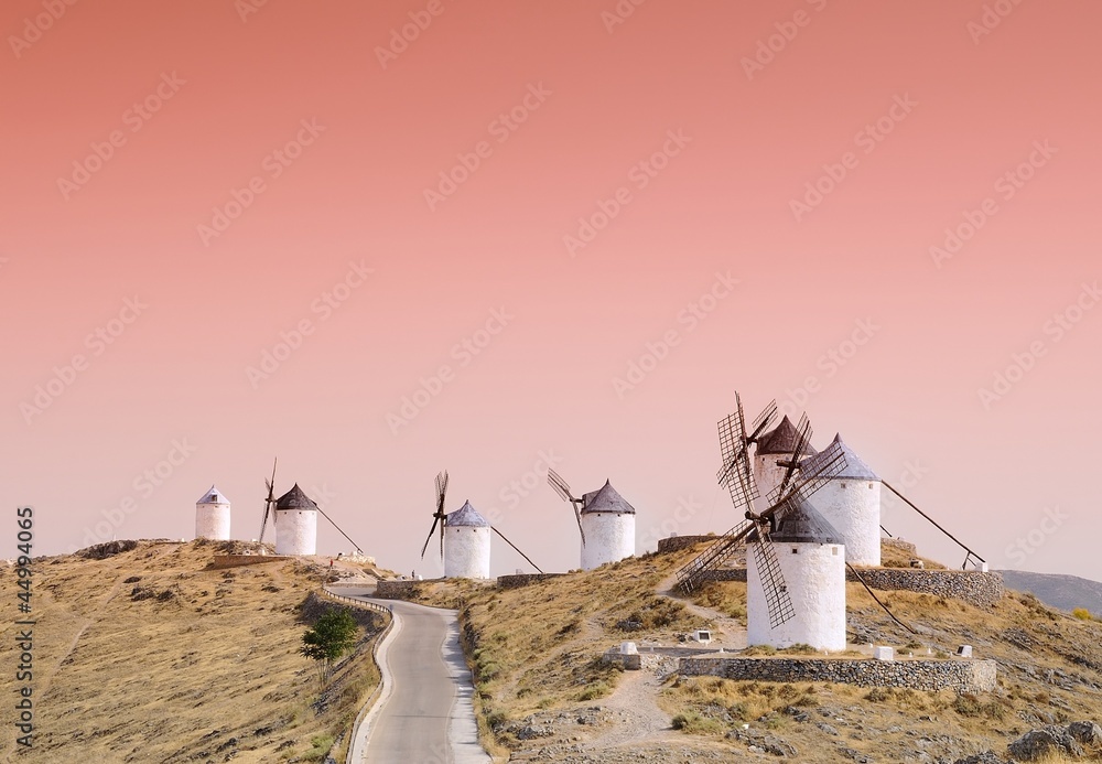 Molinos de viento en  Consuegra, Toledo, España. - obrazy, fototapety, plakaty 