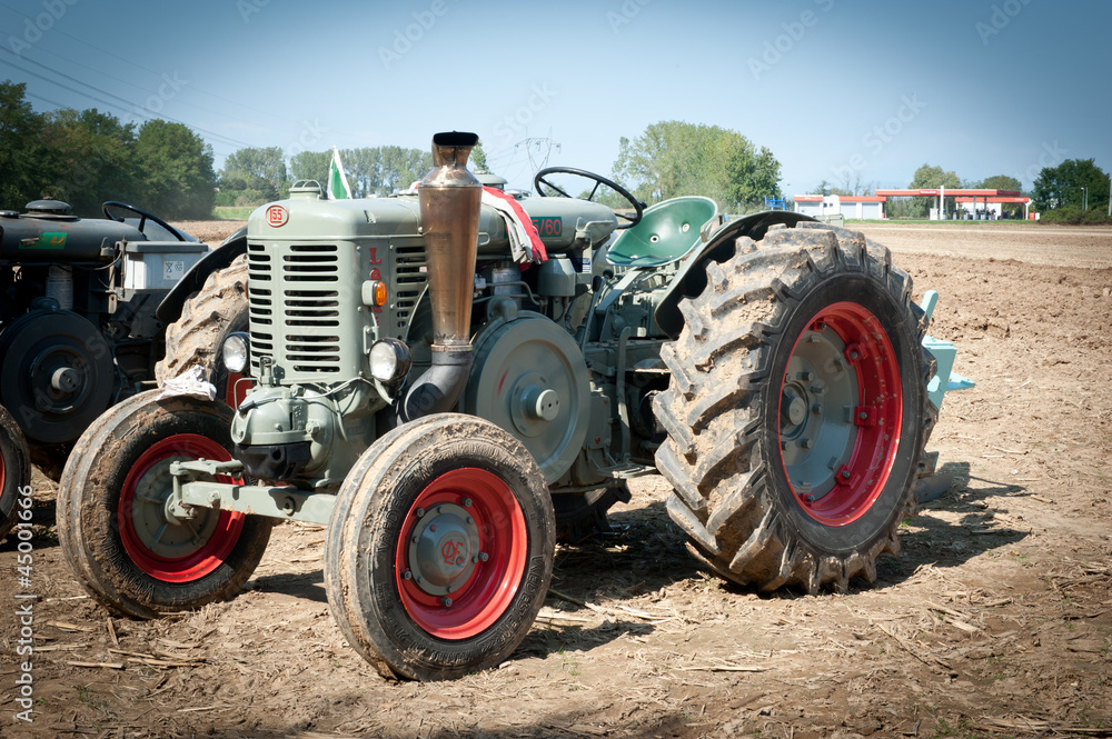 Obraz premium vintage tractor