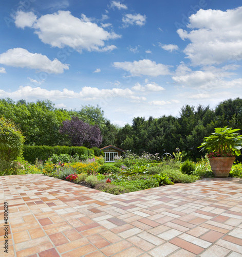 Gartenanlage mit Teich und Terrasse