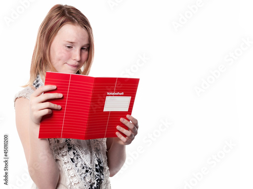 teenager lernt vokabeln