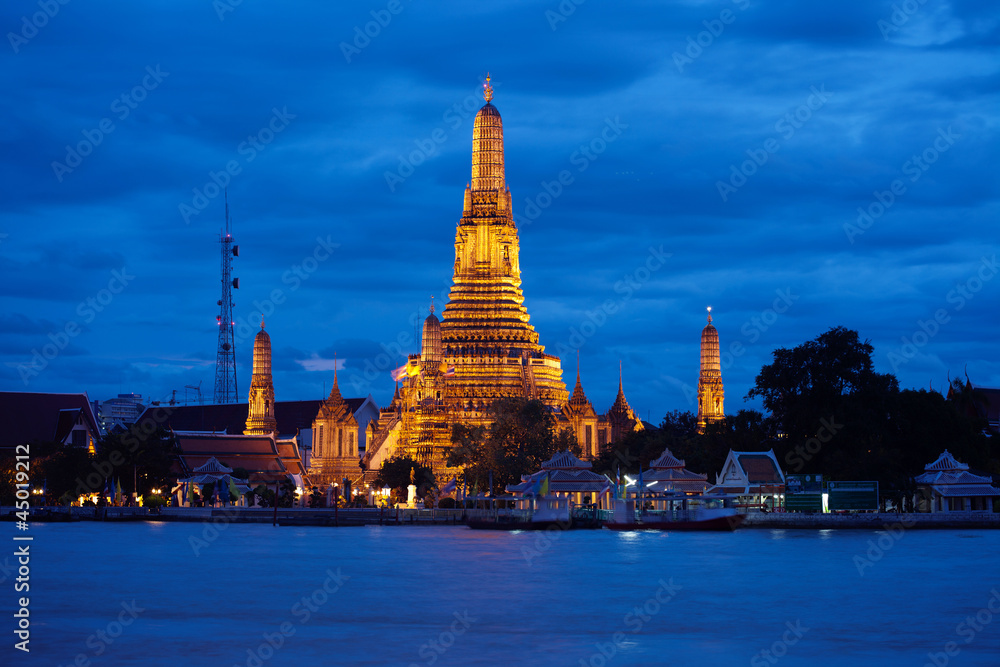 Fototapeta premium Twilight view of Wat Arun during sunset in Bangkok