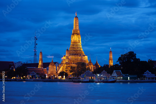 Twilight view of Wat Arun during sunset in Bangkok