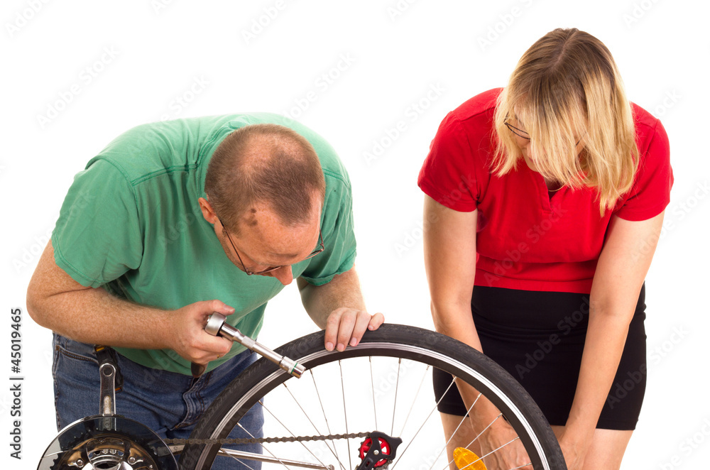 Obraz premium A mechanic repairs the wheel of a bicycle