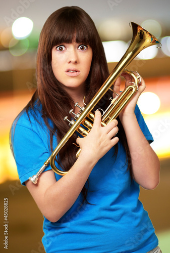 Φωτογραφία confused woman holding trumpet