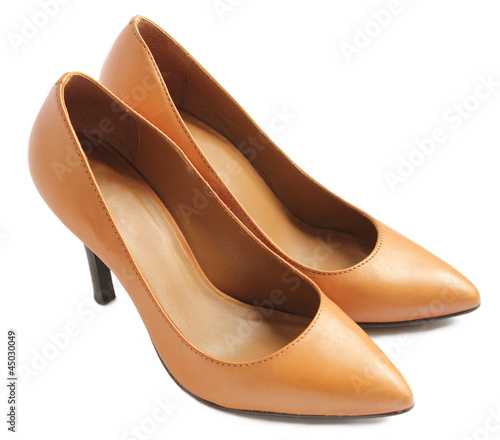 Escarpin classiques cuir marron isolee sur le fond blanc. Chaussures elegantes de femme d'affaire.