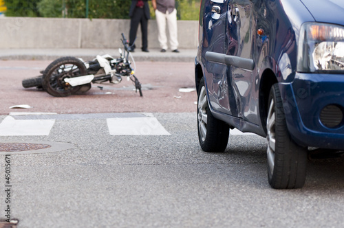 Tapety artystyczne accident moto 6
