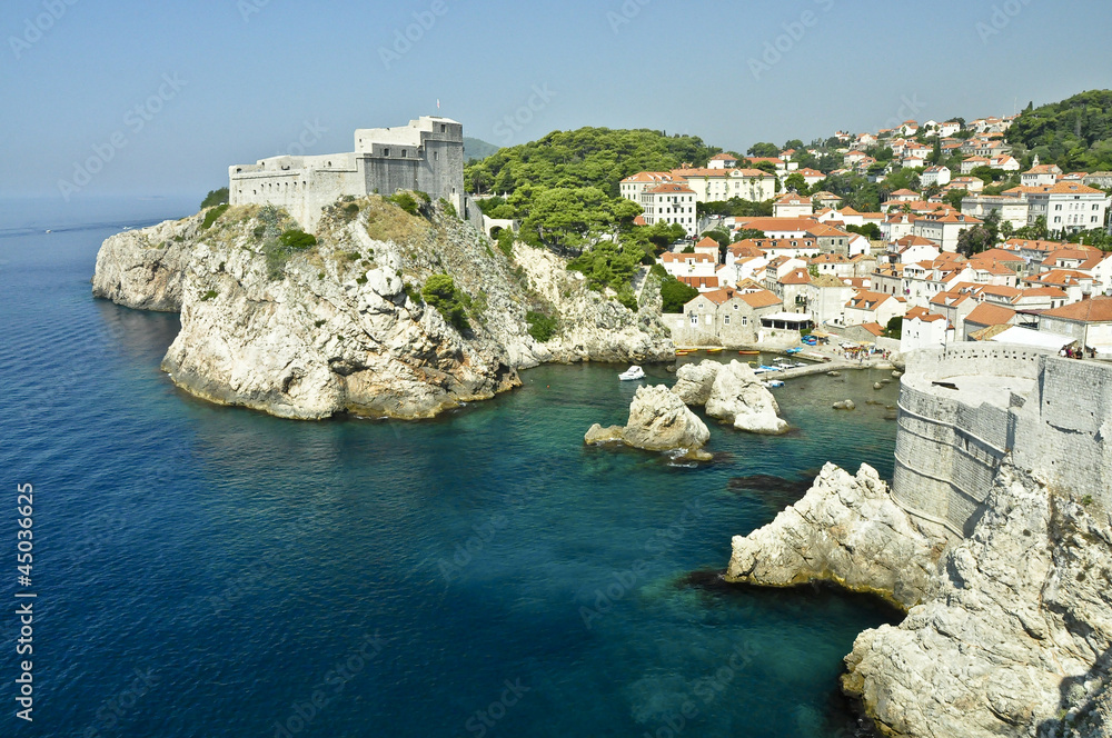 Paisaje costa, castillo y ciudad Dubrovnik