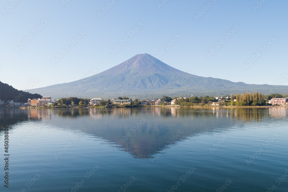 河口湖の早朝の逆さ富士