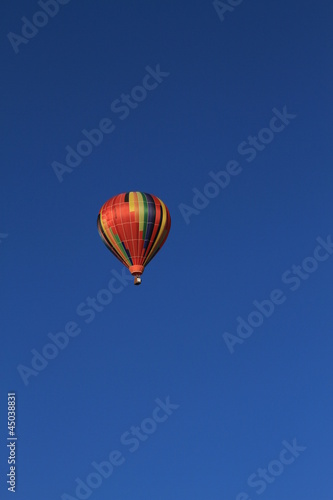 Montgolfi  re et ciel bleu