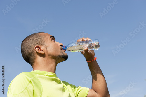Sport au parc - boire de l'eau à la bouteille photo