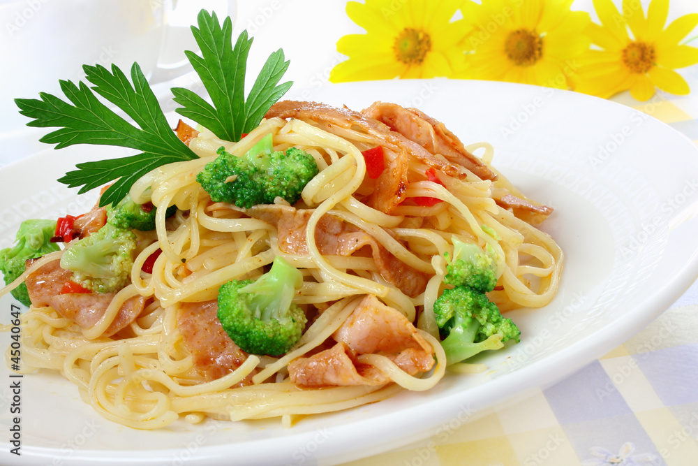Pasta with ham and broccoli Pasta with ham and broccoli