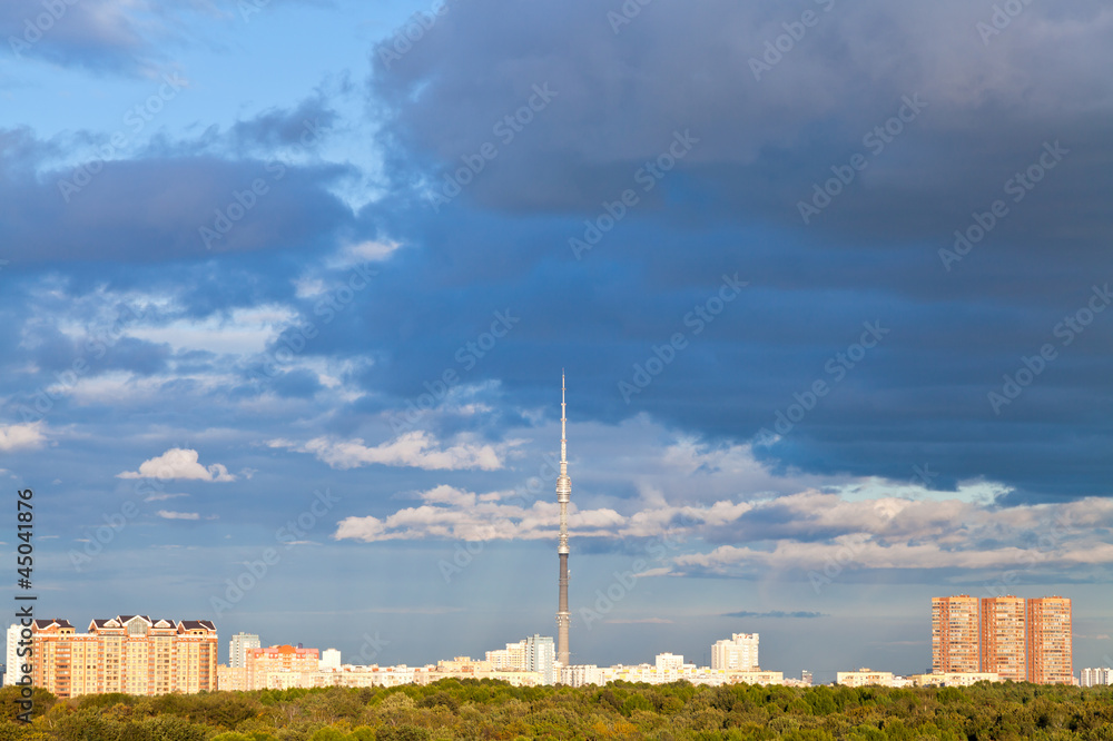 Obraz premium dark autumn sky with grey clouds under city