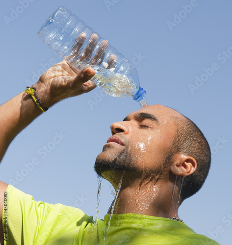 Sport au parc - Homme - se verser de l'eau sur le visage