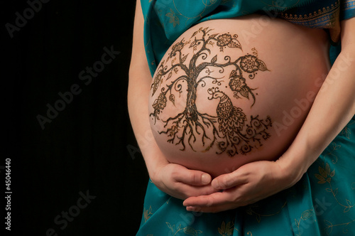 Photography Henna tree of life design on a woman's pregnant belly