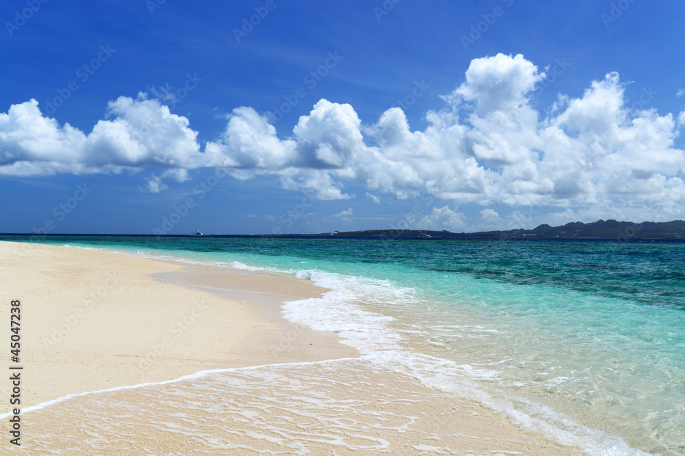 Obraz premium 慶良間の美しいビーチと夏空