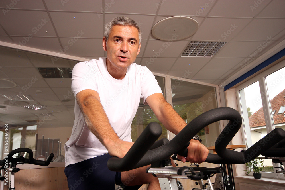 Mann im Fitnessstudio Mann im Fitnessstudio