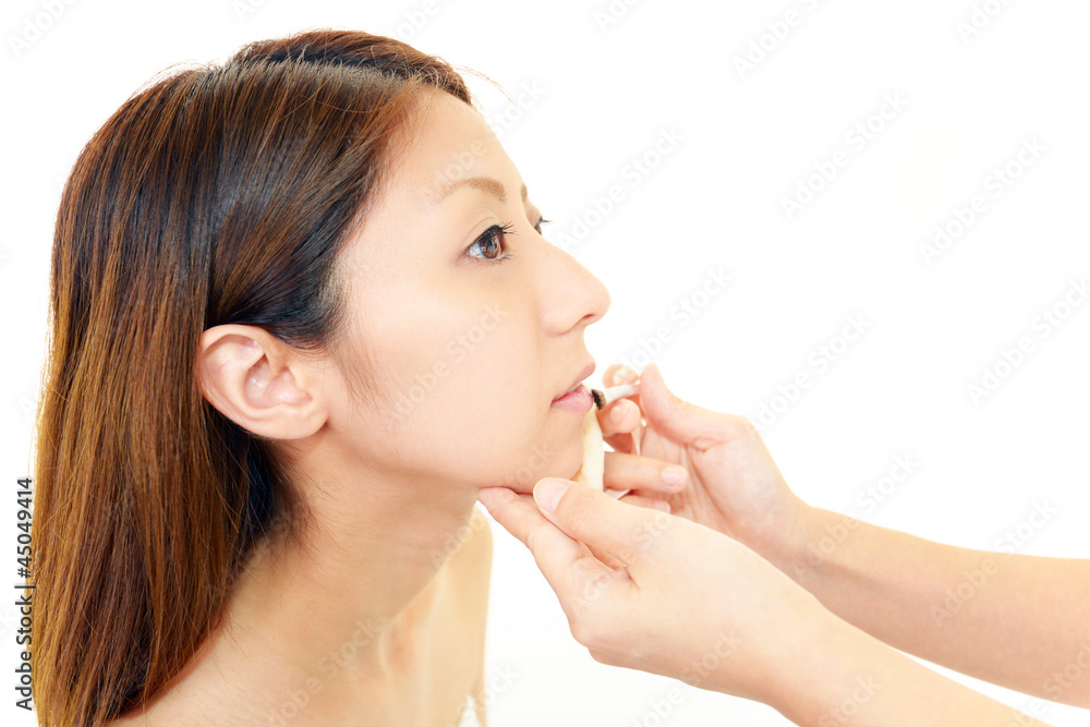 メークアップしてもらっている女性 メークアップしてもらっている女性