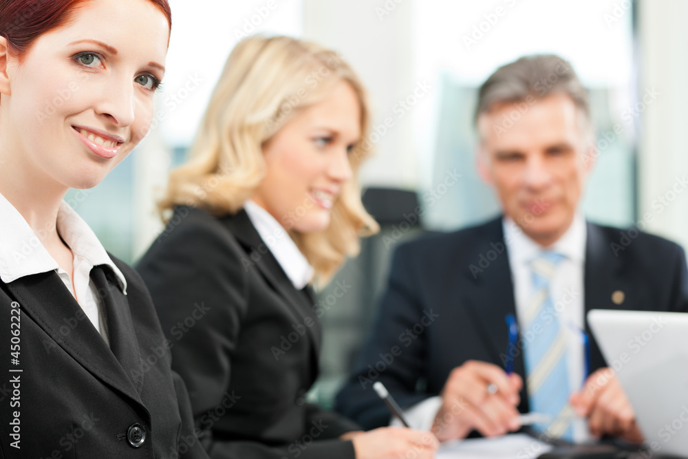 Business people - Besprechung in einem Büro Business people - Besprechung in einem Büro
