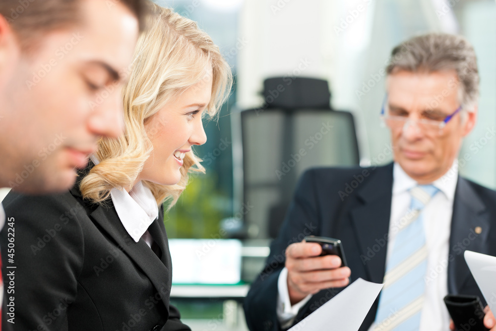 Business people - Besprechung in einem Büro Business people - Besprechung in einem Büro